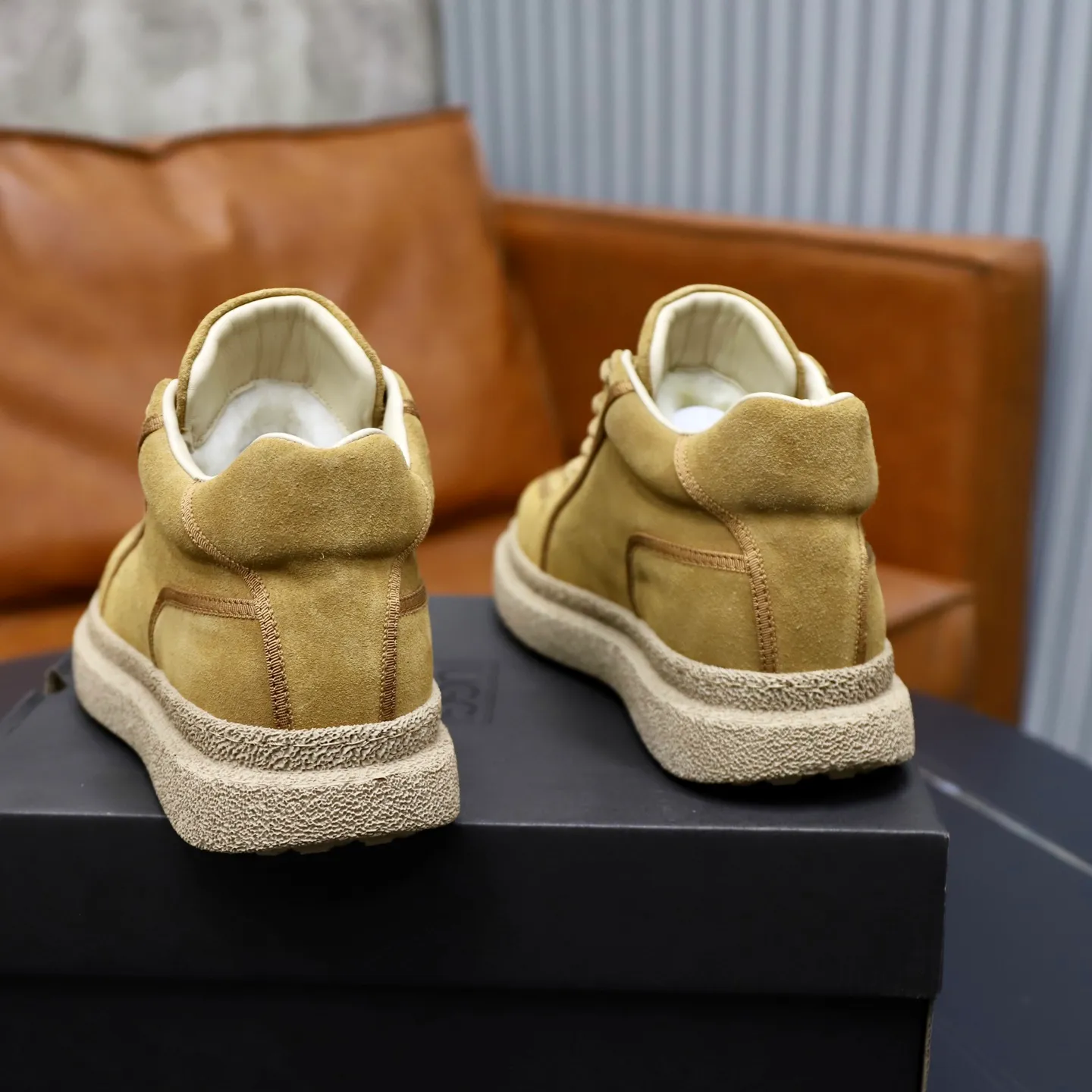 Ex-factory price: 600💰Thick wool imported from Australia Brand: UGG genuine purchase Size: 39-44 Grade: Official website 1:1 Material: First layer of genuine leather waterproof and antifreeze upper Real wool lining Original non-slip soft wear-resistant outsole Style category: Men's casual shoes Trendy style Comfortable on the feet Color: Official website color synchronization
